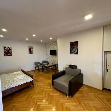 K&N Guesthouse Тбилиси Экстерьер фото