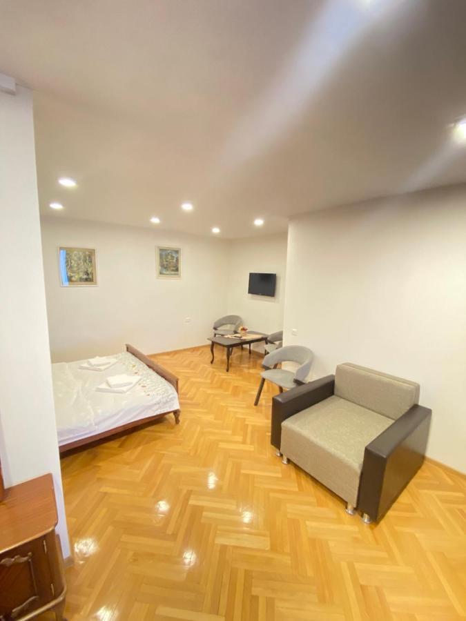 K&N Guesthouse Тбилиси Экстерьер фото