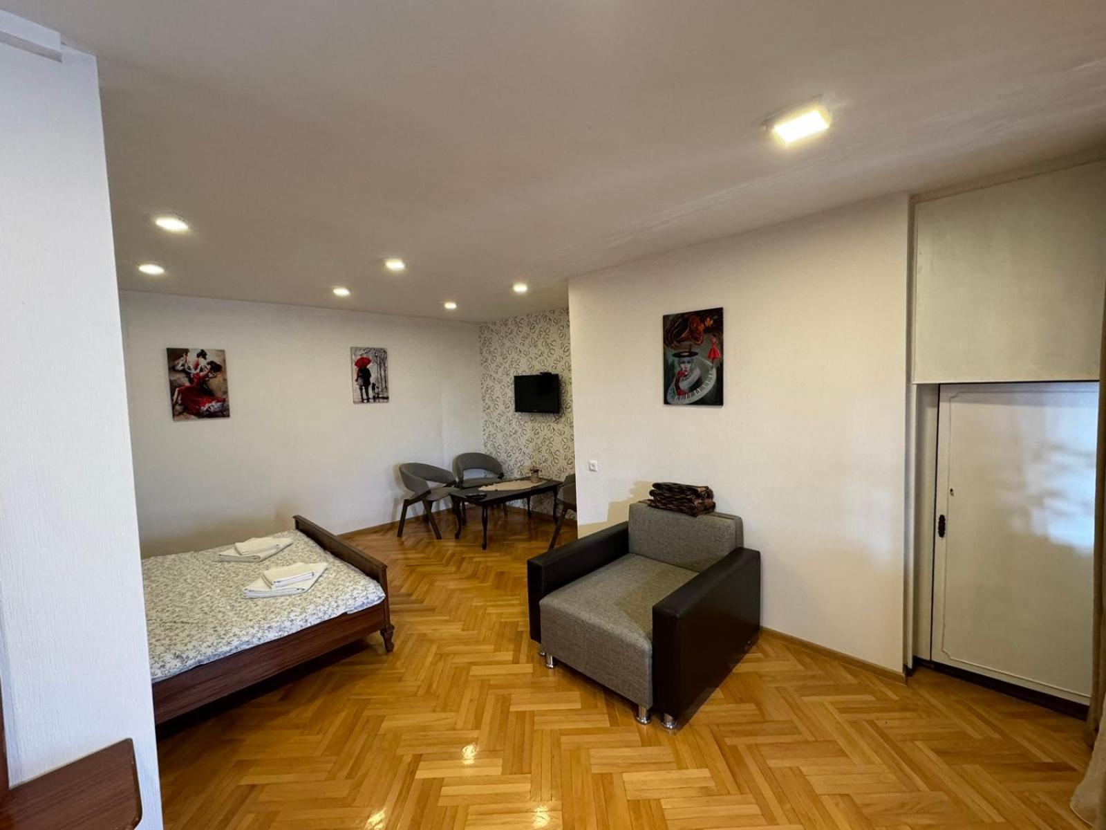 K&N Guesthouse Тбилиси Экстерьер фото